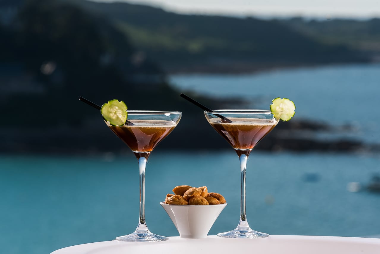 Deux cocktails et amuse-bouches sur table  face à la mer