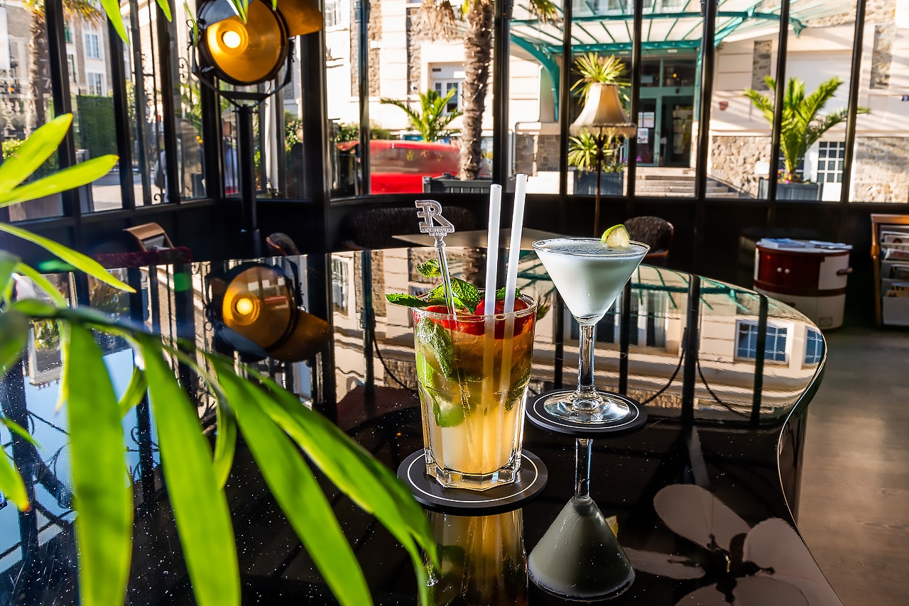 Deux cocktails dans bar de l'hôtel, le Royal  Emeraude à Dinard