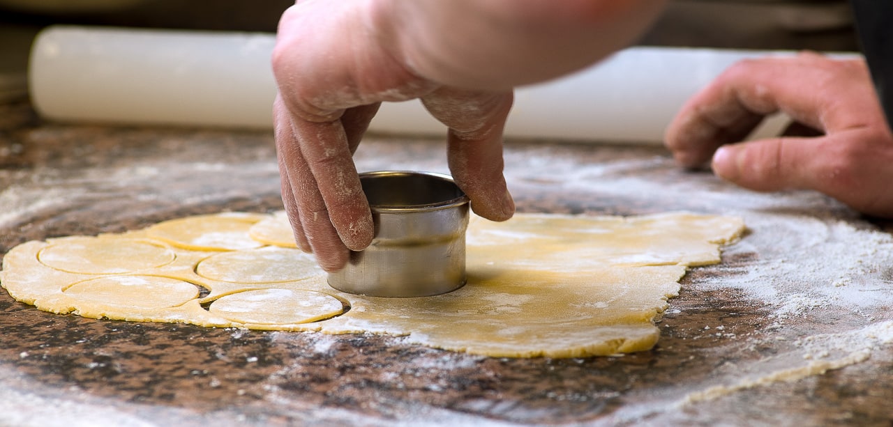 Chef faisant des cercles dans la pâte
